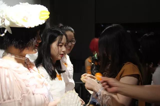 開幕式的高潮出現(xiàn)在了“現(xiàn)場(chǎng)最佳著裝獎(jiǎng)”的評(píng)選