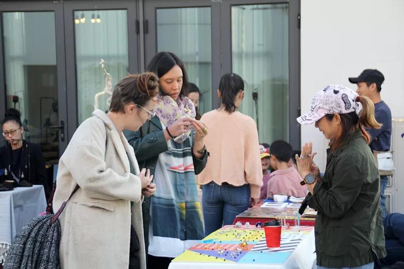 在AIVA最浪漫的頂樓天臺設(shè)立首飾、陶瓷、手作、插畫等近10個(gè)藝術(shù)攤位