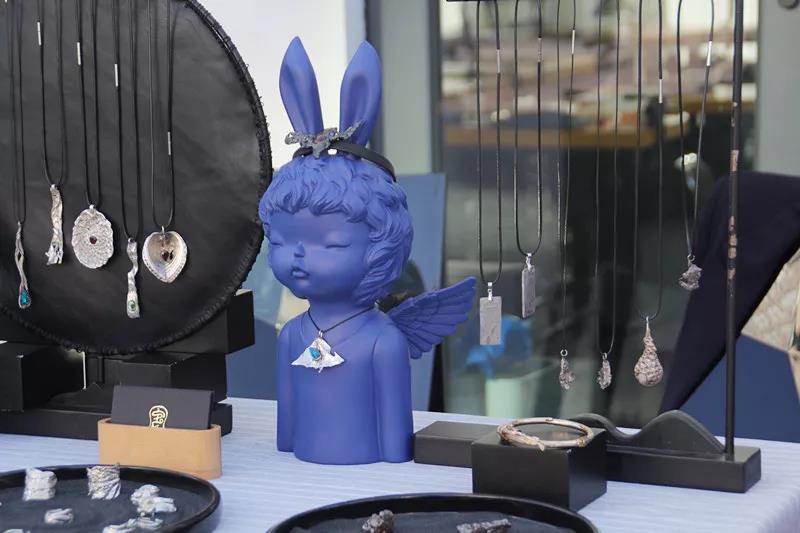 在AIVA最浪漫的頂樓天臺設(shè)立首飾、陶瓷、手作、插畫等近10個(gè)藝術(shù)攤位