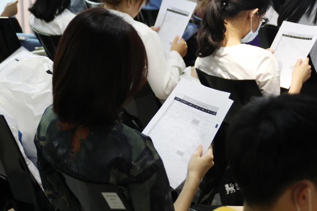 同學(xué)們認(rèn)真了解即將開(kāi)始的課程安排